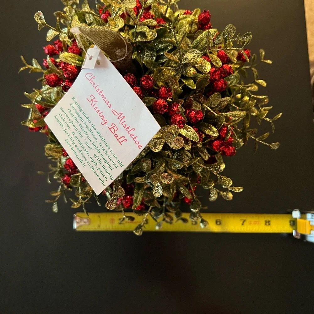 Christmas Mistletoe Kissing Ball - Picture 4 of 4